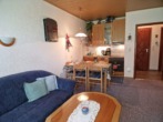 Wohnzimmer mit Küchenzeile u. Essplatz - Appartement im Ferienpark Hahnenklee