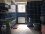 Bad mit Fenster, Dusche, Wanne, WC - Geräumige 3-Zimmer-Eigentumswohnung